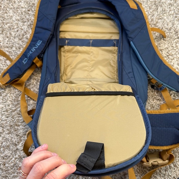 Dakine Mens Snowboarding Backpack Blue and Yellow Backpack - Picture 13 of 16